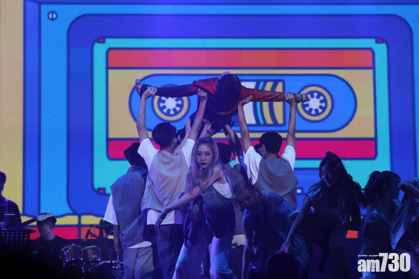 林家謙多次被dancer舉起。(林俊源攝)