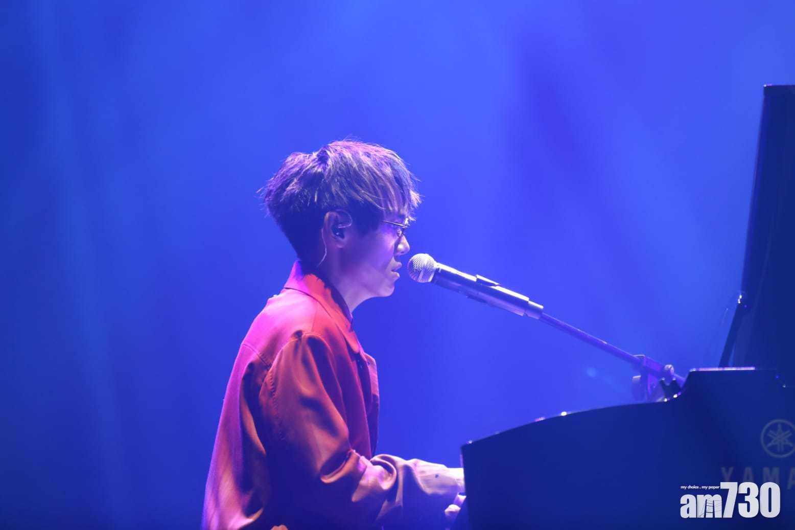 林家謙自彈自唱。(林俊源攝)