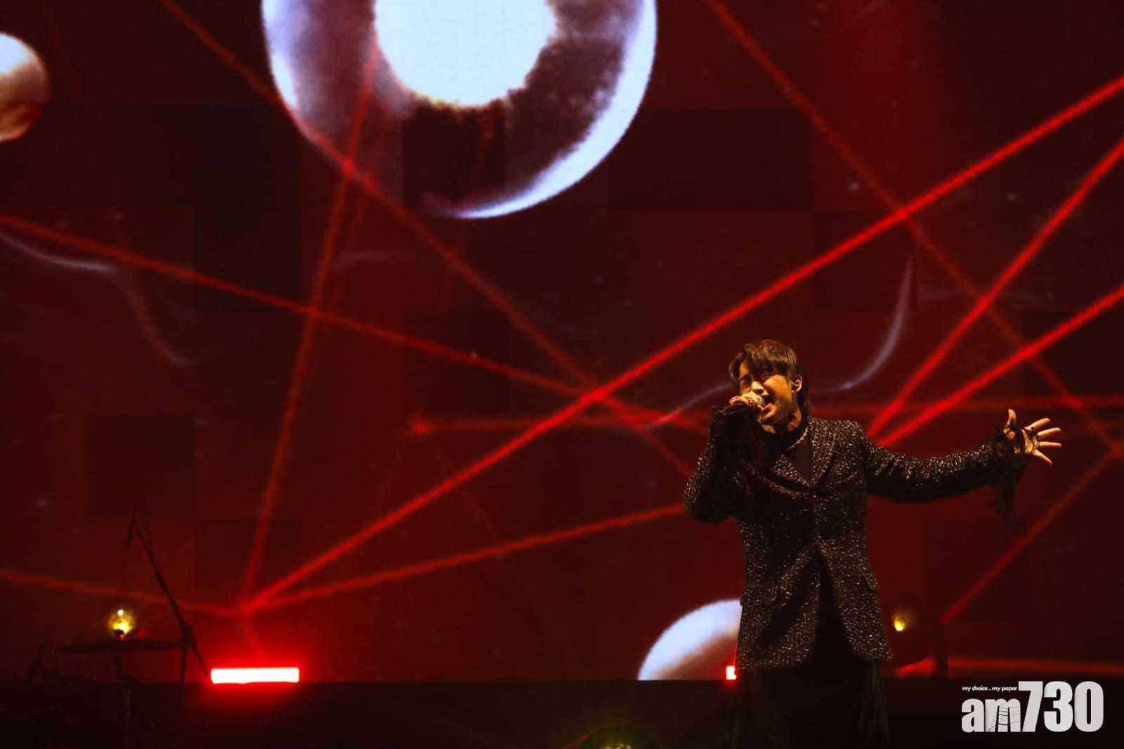 Jer獻唱《狂人日記》更一度跪地。(林俊源攝)