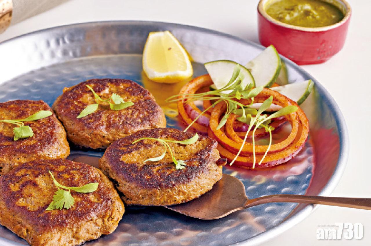 Shahi Galouti Kebab羊肉餅,傳說愛吃羊的皇帝已不想再咀嚼羊肉,遂命家廚將之切到稀爛造成肉餅,讓每一口羊肉在口中融化,輾轉造就出這道帶有花香和微微煙燻味道的羊肉餅。$148