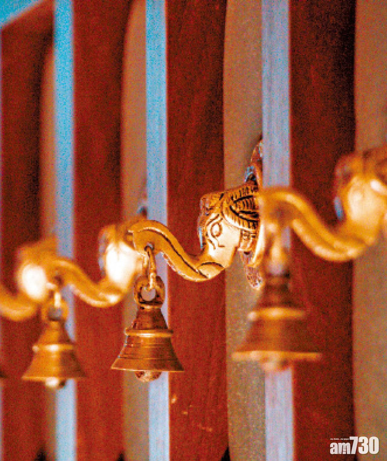 優雅又華麗的全新裝潢,雲石餐桌配上半圓型淡紫色梳化,牆身更飾以210個特製大象金屬裝飾品,象徵富貴健康。