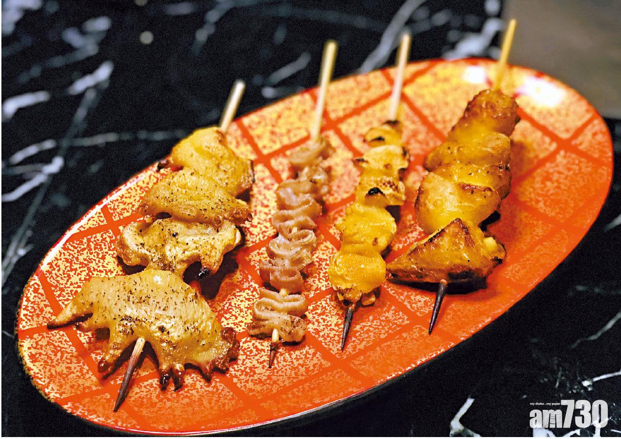 ODDS◣雞串燒,左起雞冠、雞食道、雞掌心、七里香。雞冠入口煙韌中帶爽,七里香(雞屁股)平日不敢吃,燒過後油香到不能抗拒。