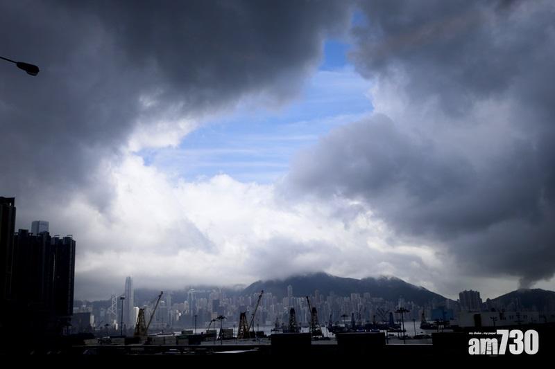 天文台表示,明早初時考慮發出三號強風信號,取代強烈季候風信號。(資料圖片)