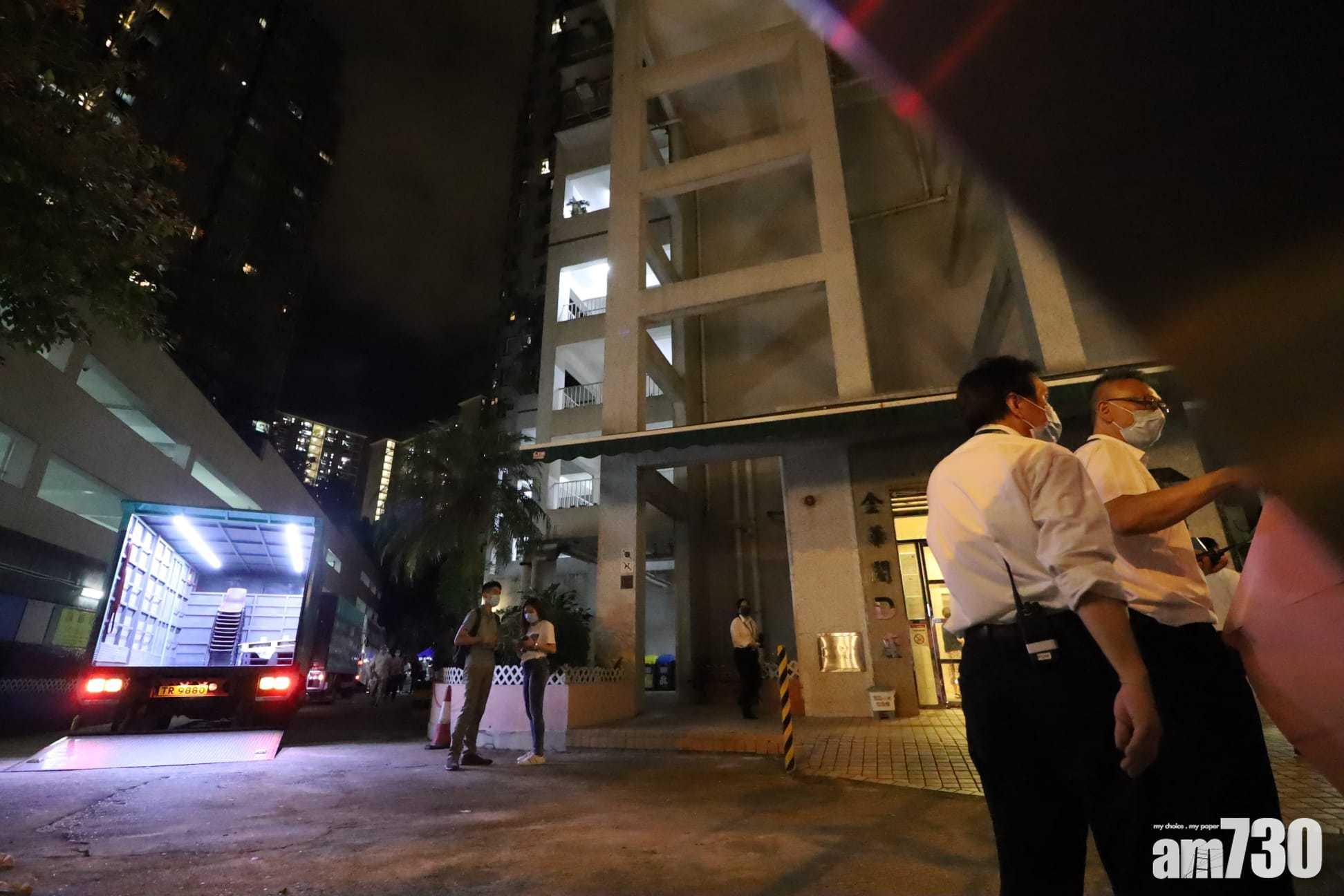 有貨車把「封區」所需物資運到金獅花園。(鍾式明攝)