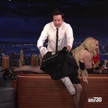 Jimmy即除西裝褸幫娜姐「遮醜」。