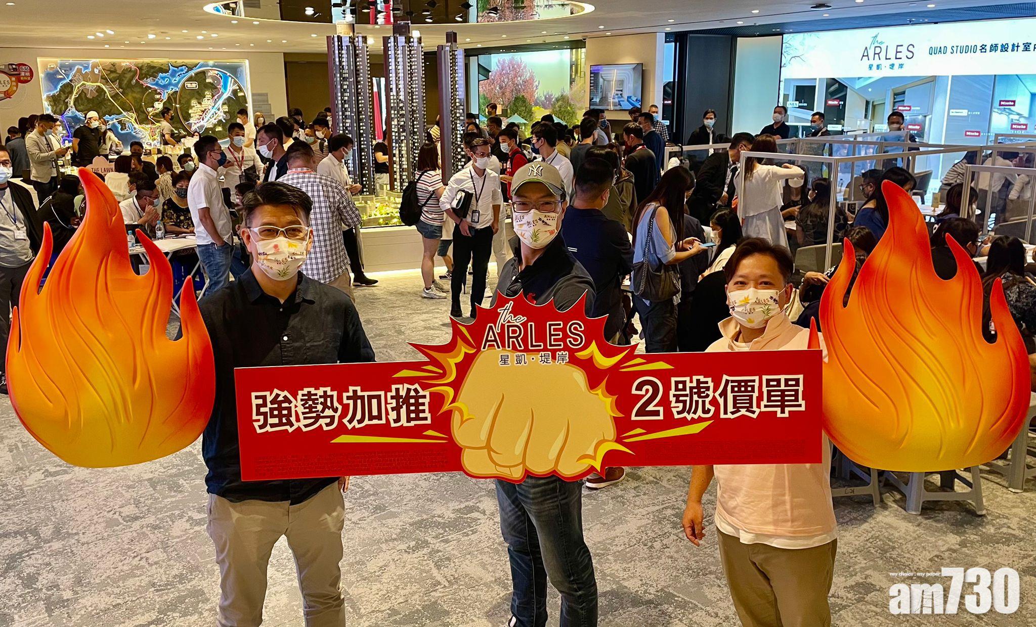 楊聰永(左)表示,星凱.堤岸將按市場反應決定加推安排,最快本周內上載首輪銷售安排。
