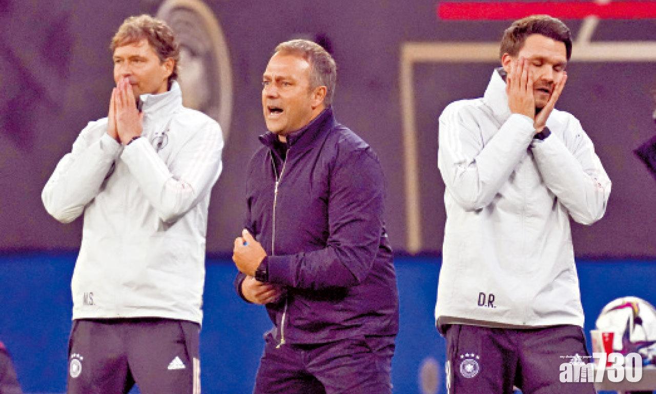 上仗陷苦戰,主帥費歷克的教練團神情緊張。