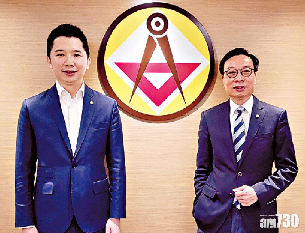 香港建造商會會長林健榮(右)與健康與安全小組主席王紹恆(左)。