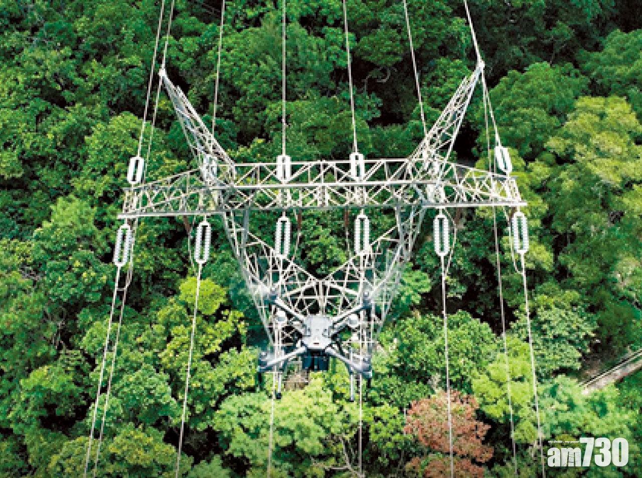 無人機能輕鬆飛往電塔頂端,全方位偵測拍攝。