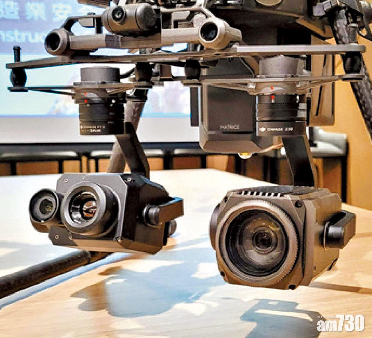 配備高清紅外線鏡頭(左)及4K畫質30倍光學變焦攝錄鏡頭(右)。