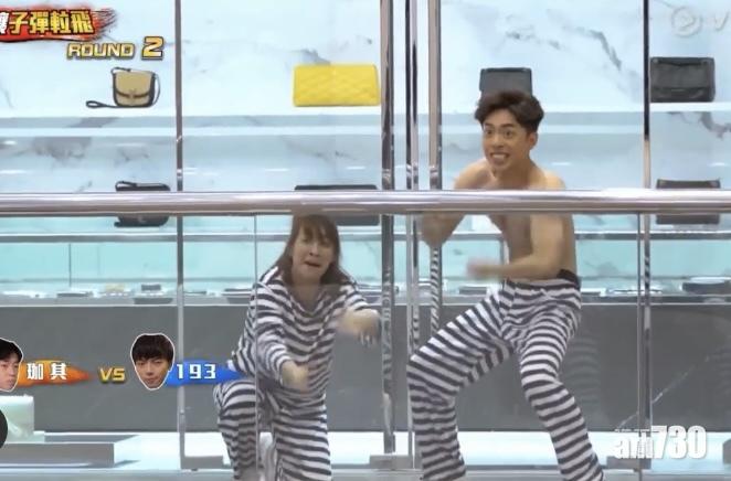 Edan不惜脫去上衣,與阿正合力做「洗衣機」動作。(截圖)