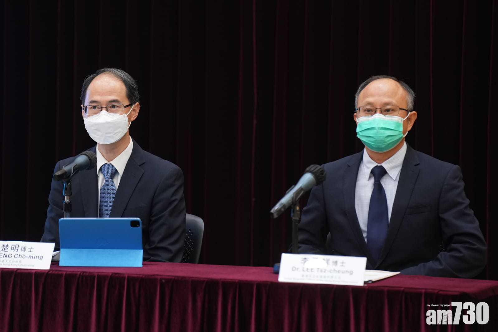 天文台台長鄭楚明(左)及高級科學主任李子祥就熱帶氣旋「獅子山」和「圓規」舉行簡報會,李子祥指「圓規」今晚將會進港800公里範圍內,天文台將會改發三號強風信號。(陳奕釗攝)