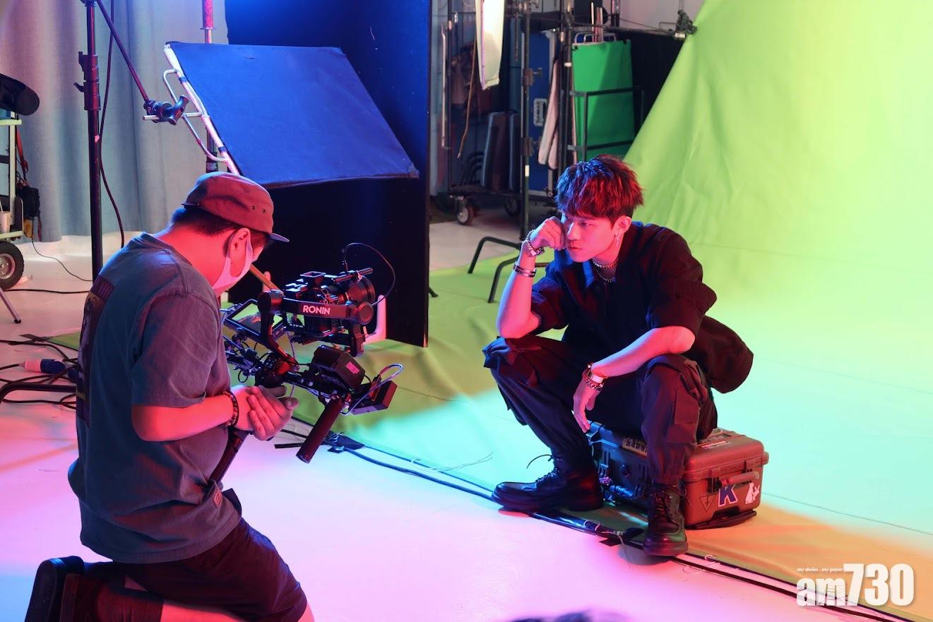 今次ANSONBEAN一改過往乖乖仔形象,以bad boy造型示人。