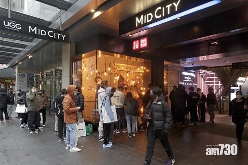 商店重開,民眾排隊等待進入。(美聯社)