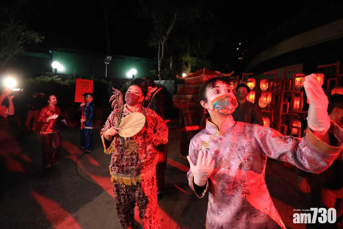 演員會戴口罩。(林俊源攝)