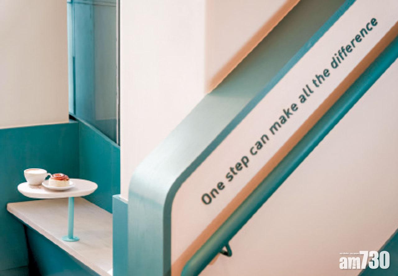 舒適的coffee corner,於新張期間逢周一至周五推出「HKD 1早餐優惠」,凡於早餐時段惠顧沖調飲品,即可以一蚊換購純素肉桂卷或牛角包一份。