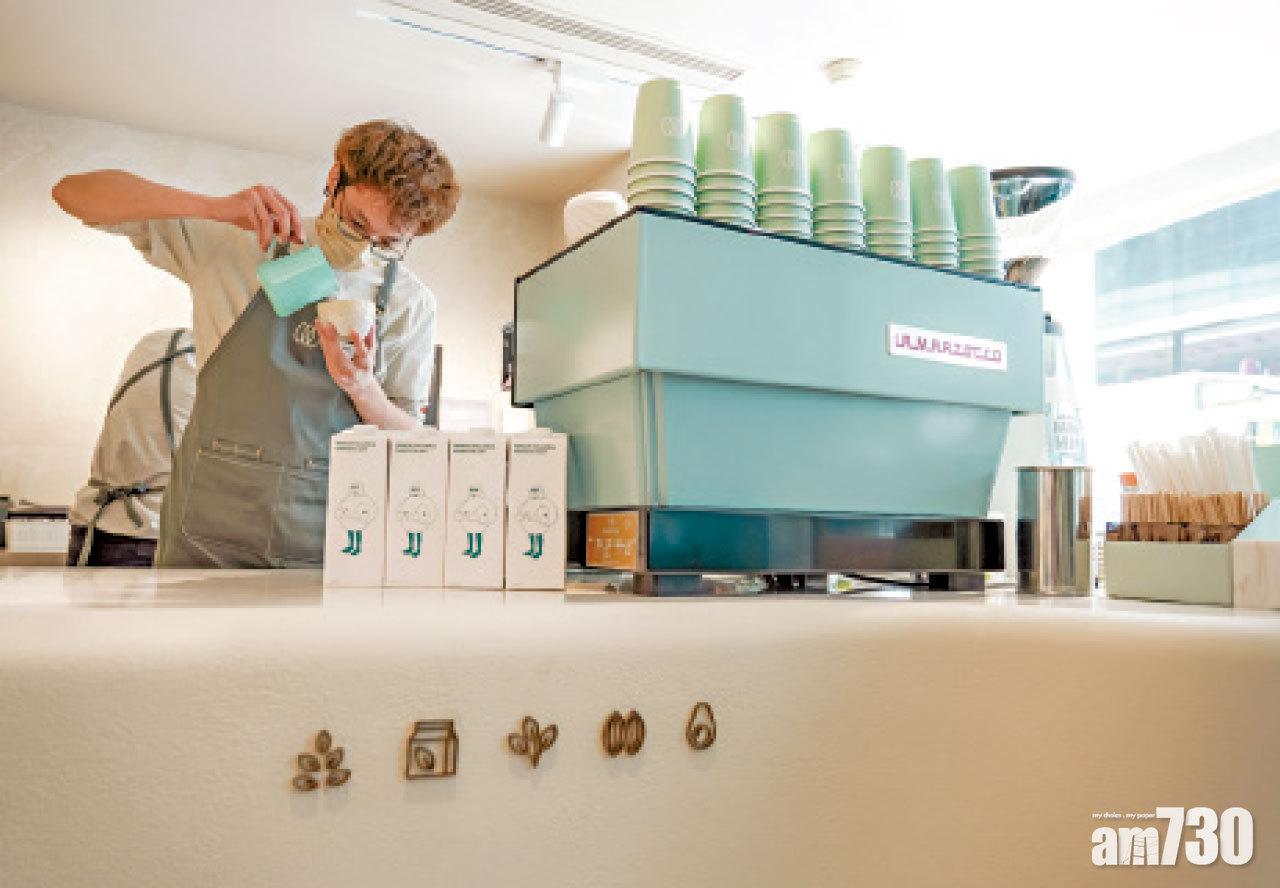 店方用英國品牌Minor Figures燕麥奶沖製各式飲品,配搭本地新鮮烘焙、來自巴西及哥倫比亞的咖啡豆沖製招牌Oat Latte,帶黑朱古力和榛子等香氣,另設咖啡豆零售裝。