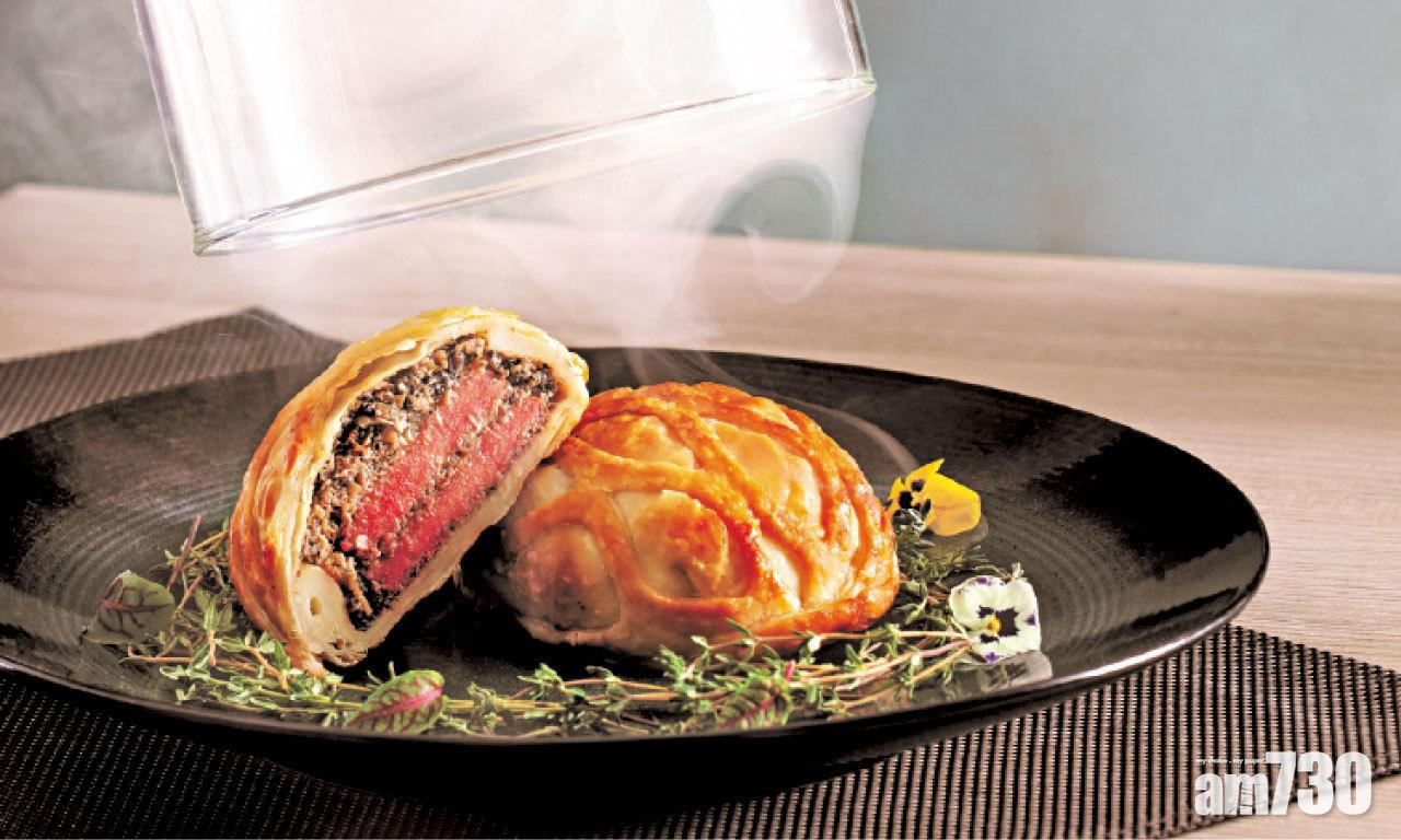 煙熏威靈頓,上桌時打開玻璃罩,煙熏香氣直撲鼻腔。切開純素酥皮,黑松露醬、蘑菇醬與新餐肉層層相間,這個組合既新鮮也對味,在主打亞洲料理的餐單中更顯獨特,真心推介!$168