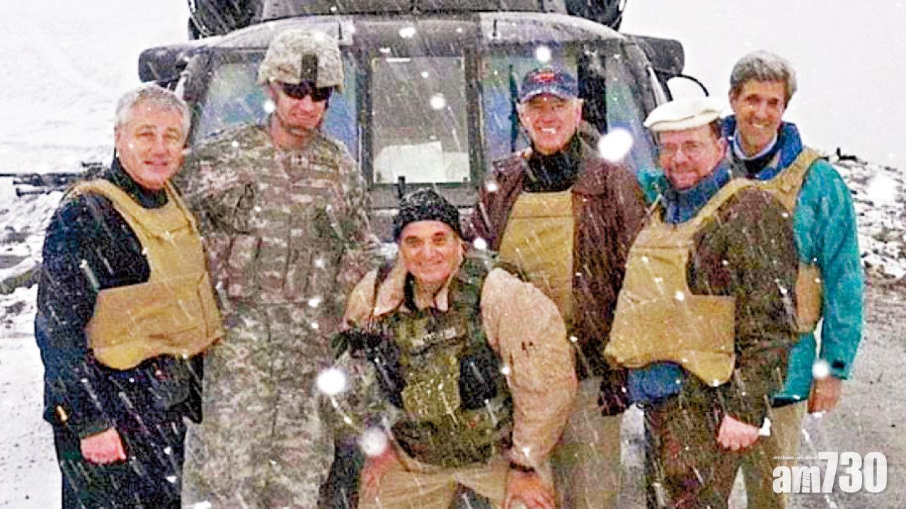 拜登(右三)及克里(右一)當年滯留阿富汗山區。(互聯網)