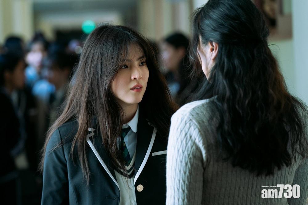 故事開端女主角仍是高中生,韓韶禧以學生look示人。