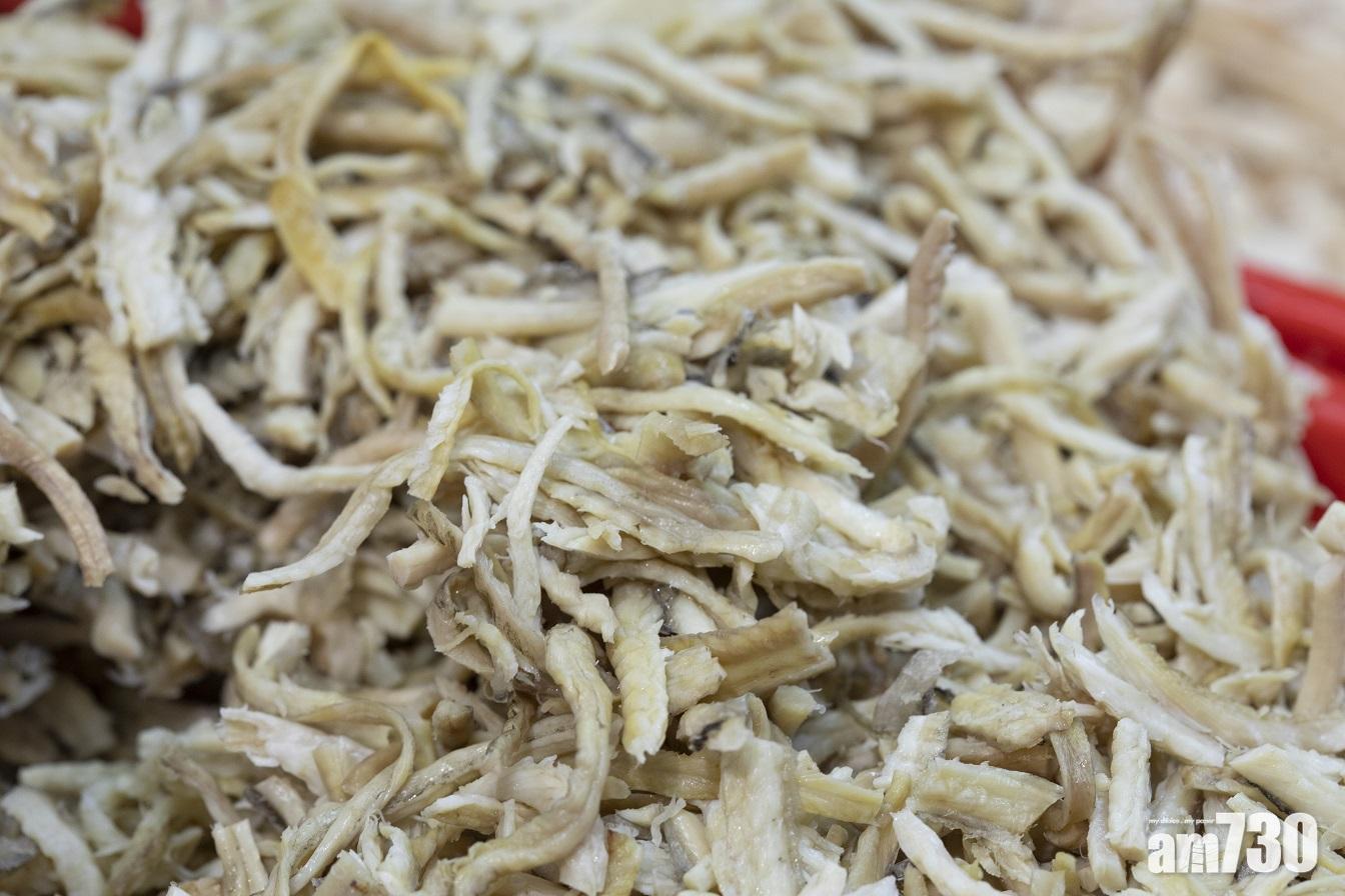 蛇肉按傳統做法以人手拆絲,用心費神。