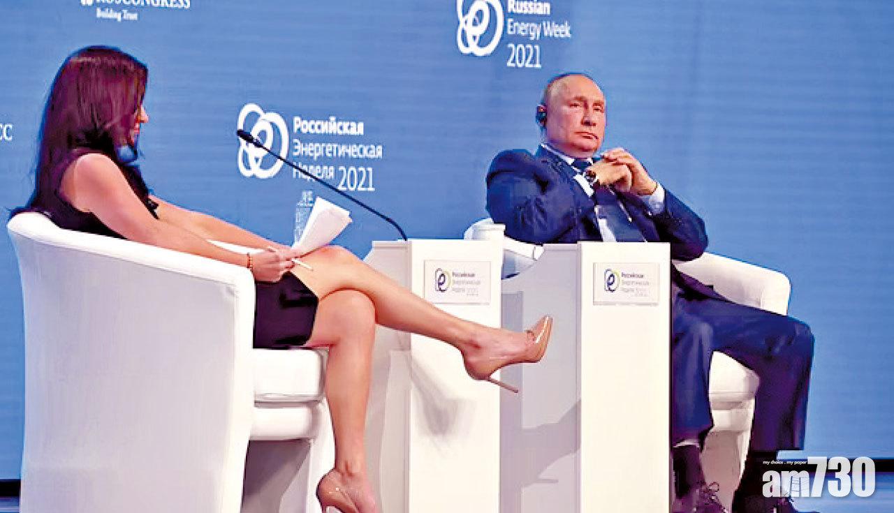 女主持翹腳露腿指向普京,被俄官媒斥企圖令普京分心。
(互聯網)