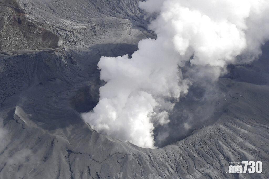 火山口不斷冒出煙霧和灰燼。(美聯社)