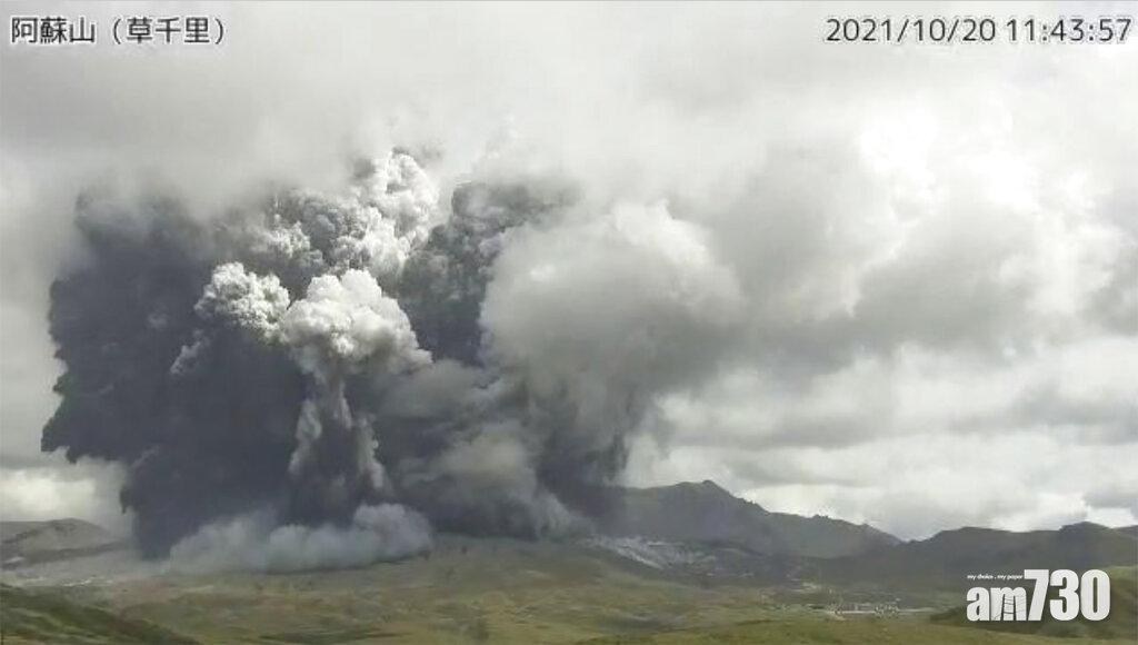 團團火山灰與煙衝上半空。(美聯社)