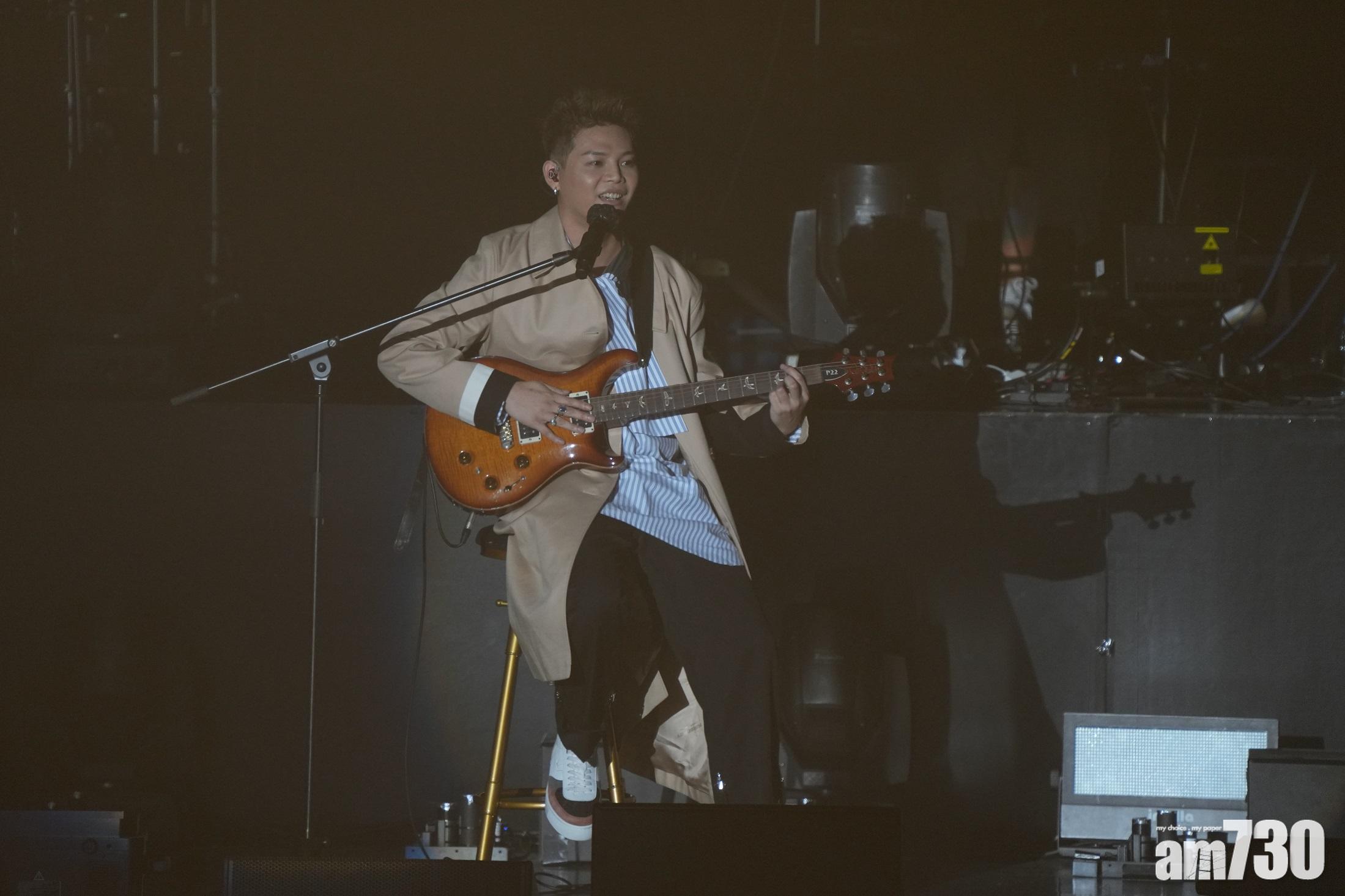 保錡自彈自唱時雖遇機件故障,但能開show是完成了心願。(陳奕釗攝)