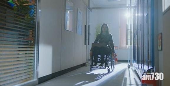 首集結尾,全智賢坐輪椅現身。