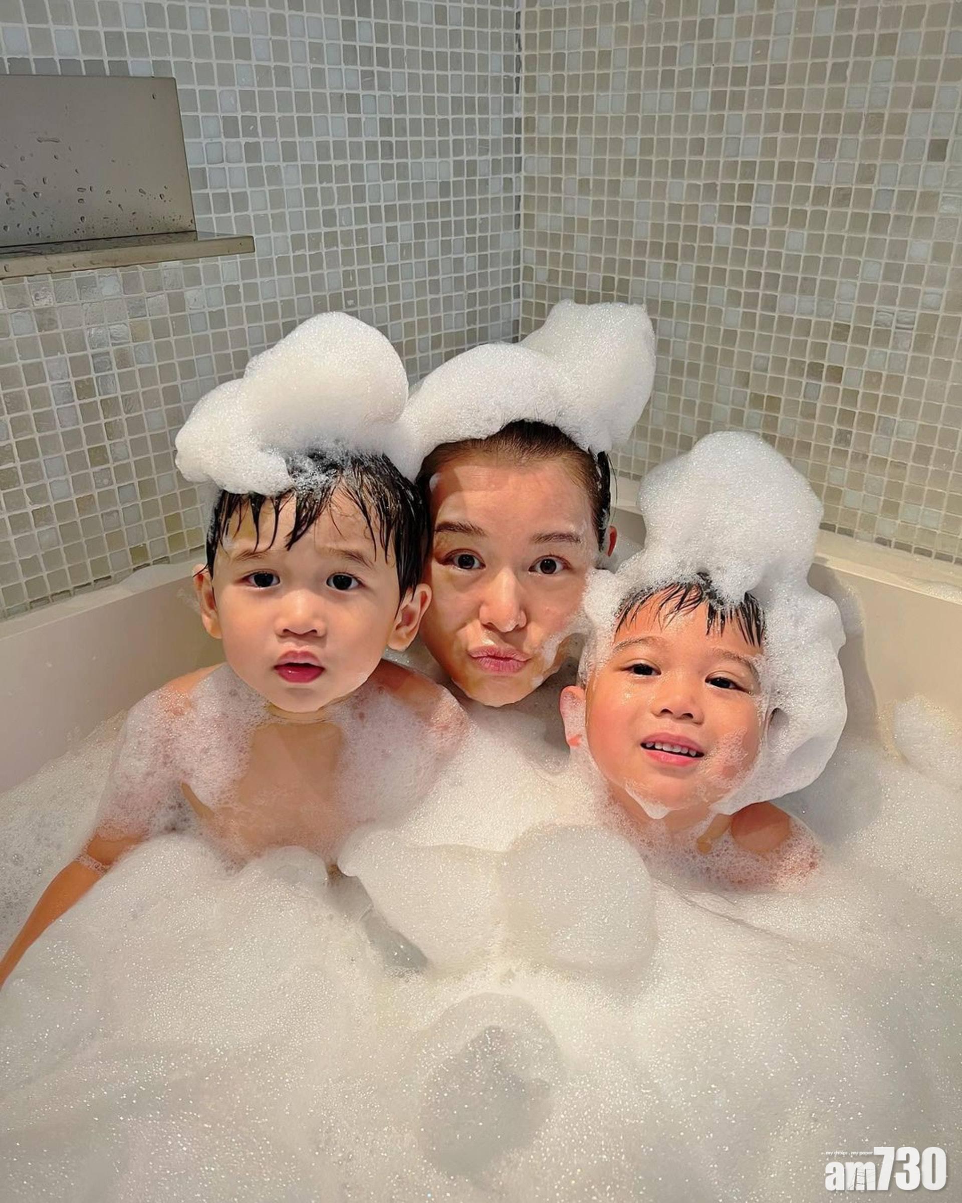 胡杏兒與兩名兒子一齊浸泡泡浴,非常溫馨。