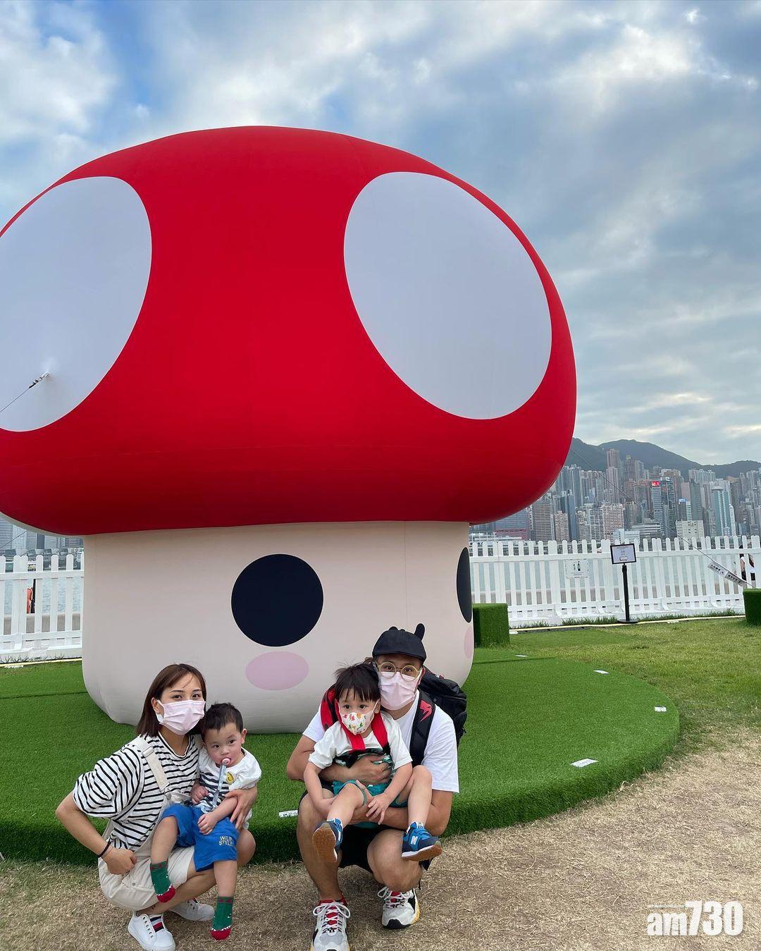 張致恆早前與太太及兩名兒子到西九文化區拍照。