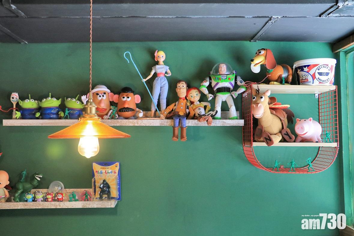 玩具都是老闆的收藏。