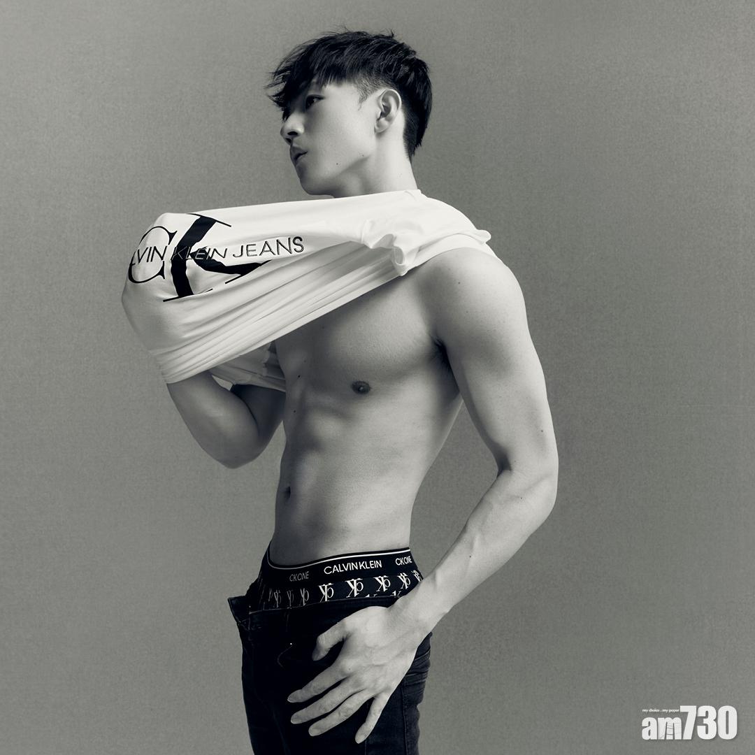 Ian拍攝內褲廣告。