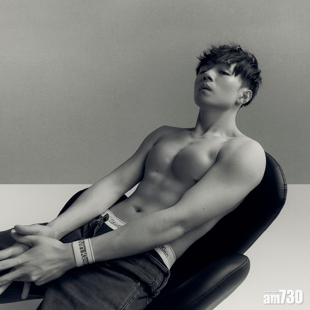 Ian拍攝內褲廣告。