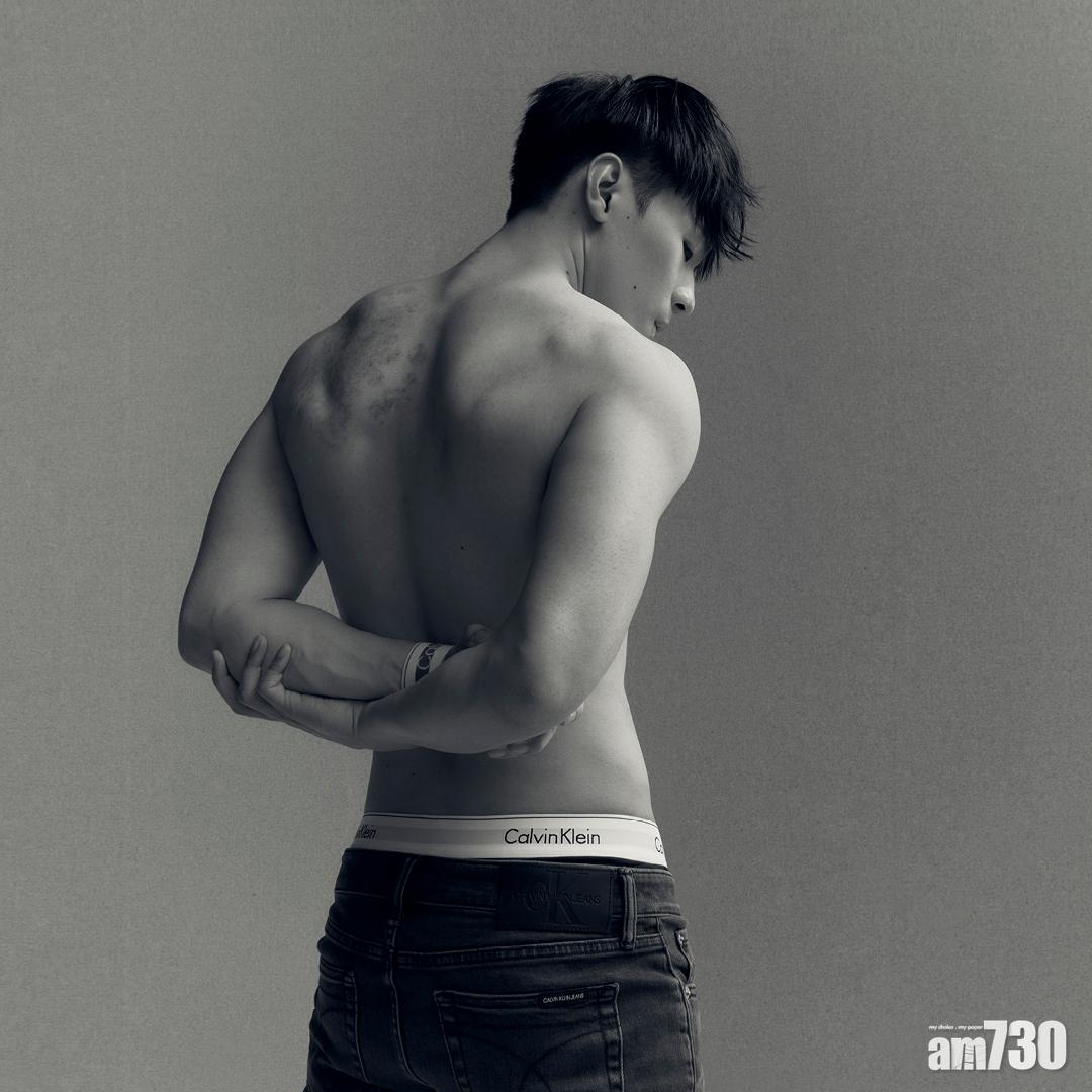 Ian拍攝內褲廣告。