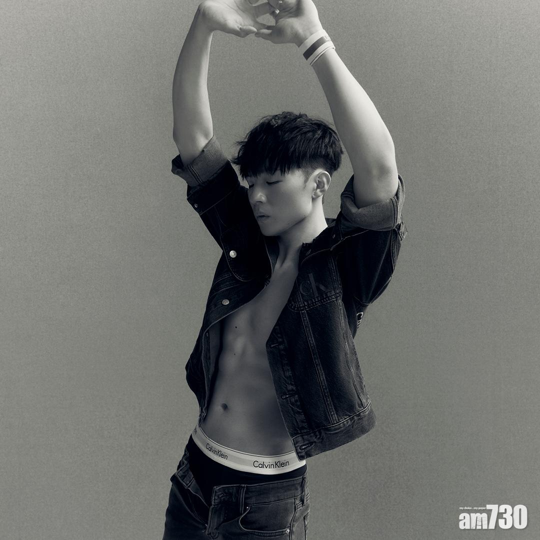 Ian拍攝內褲廣告。