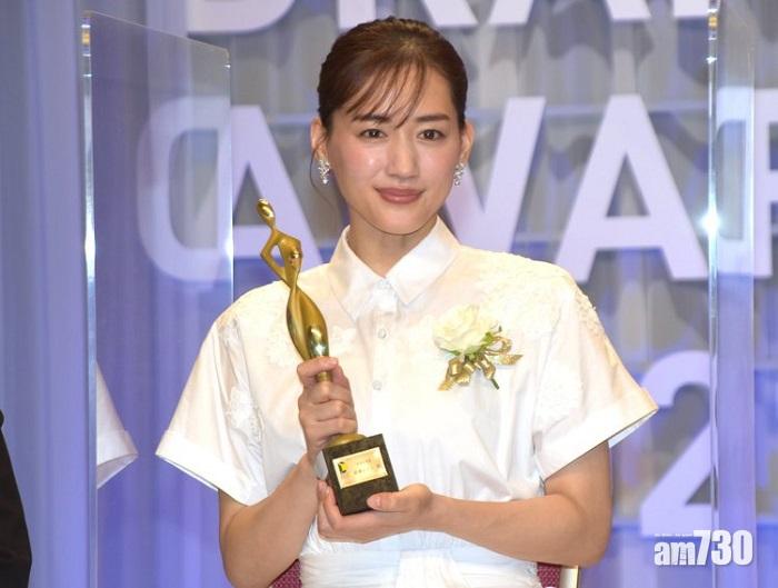 綾瀨遙患新眺肺炎後明顯消瘦。