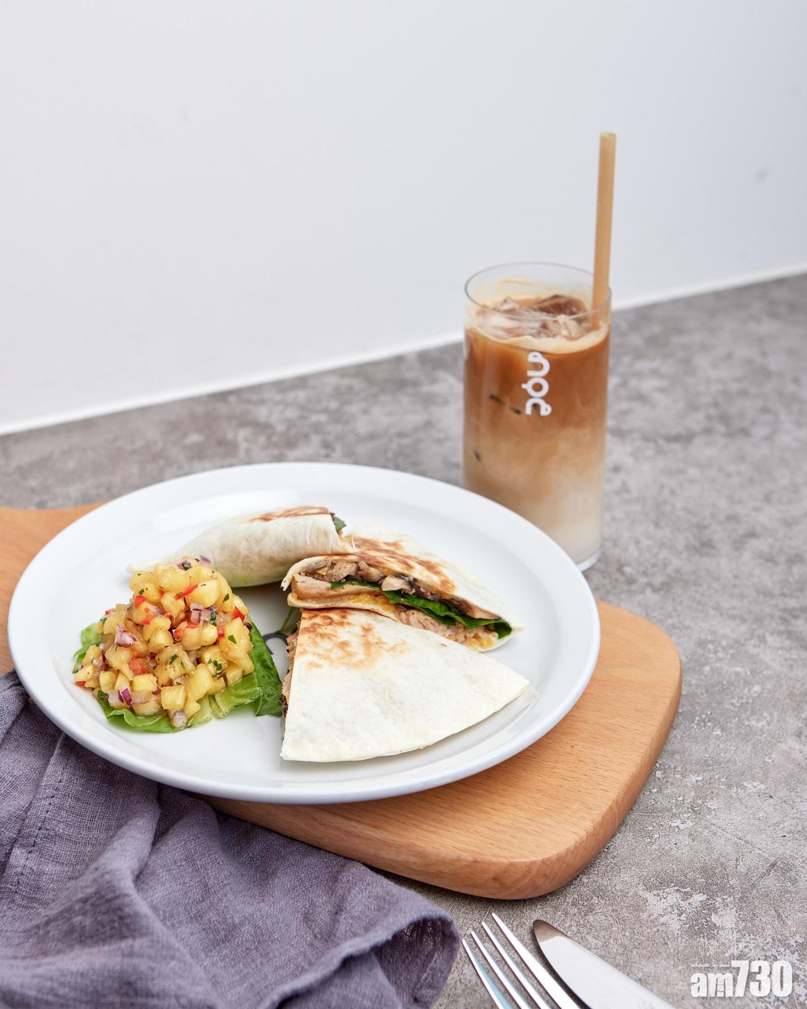 墨西哥素食餡餅有驚喜!以Omni新豬肉作餡,配上嫩菠菜、炒雜菇、純素芝士醬及純素意式白醬,佐以菠蘿莎莎。選材夠誠意,味道配搭亦一流,特別是墨西哥薄餅皮入口夠香。