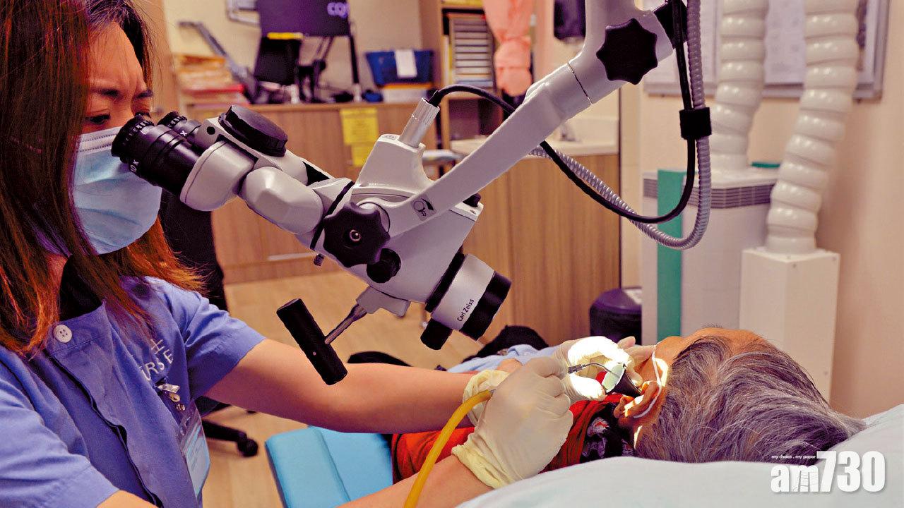 綜合診所護士會使用儀器為病人清潔耳道。(醫管局提供)