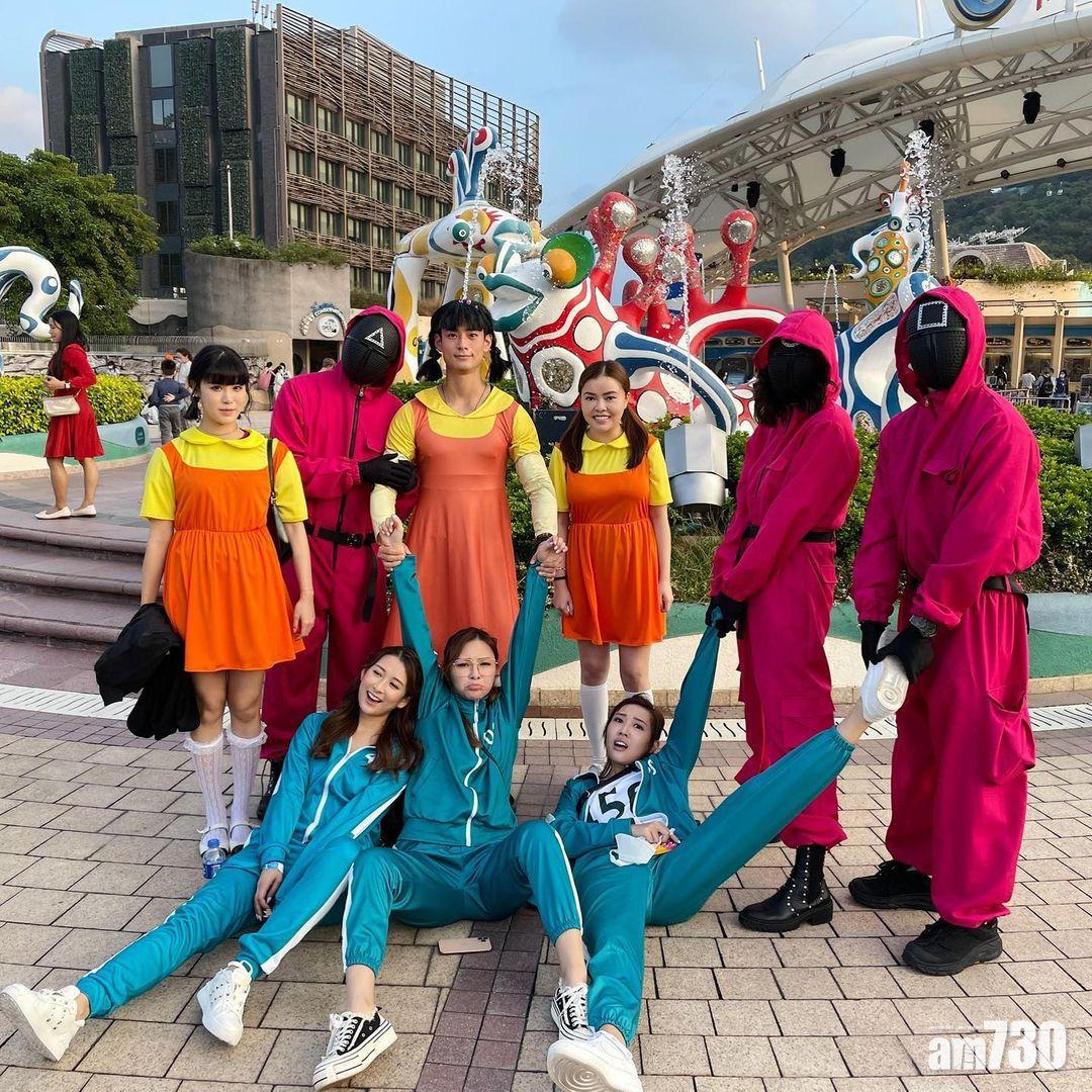 蔚雨芯、陳嘉恒也是以《魷魚遊戲》角色到主題公園拍節目。