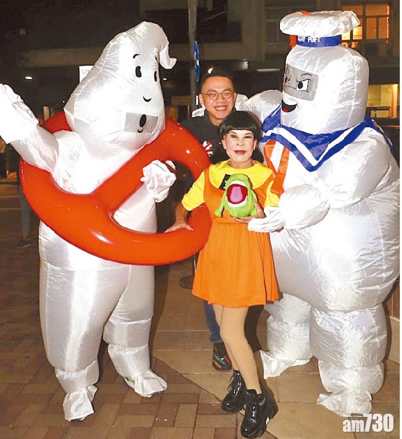 夏蕙BB趁熱鬧扮木頭人。