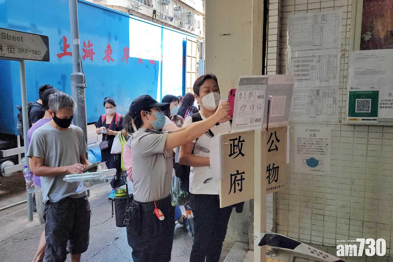 今起市民進入食環署轄下街市等政府設施,必須強制使用「安心出行」。(莊振邦攝)