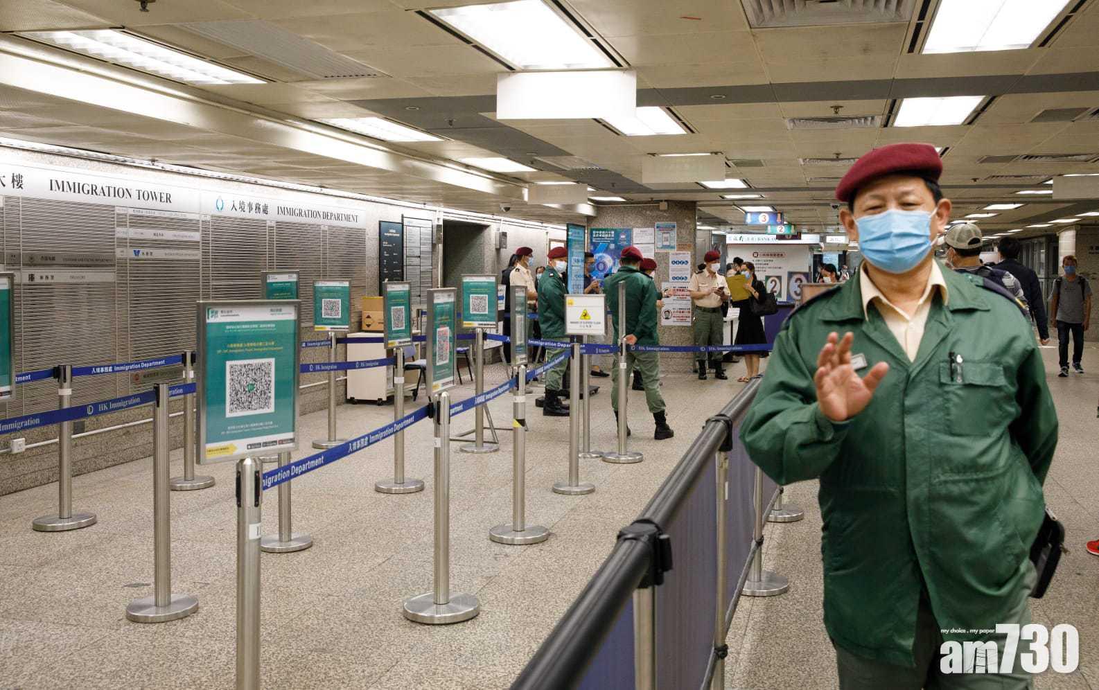 入境事務大樓有派員監察訪客使用「安心出行」。(蘇文傑攝)