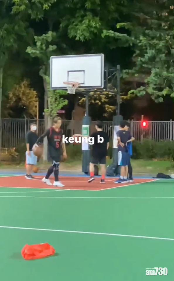 姜濤穿上印有5號的球衣。