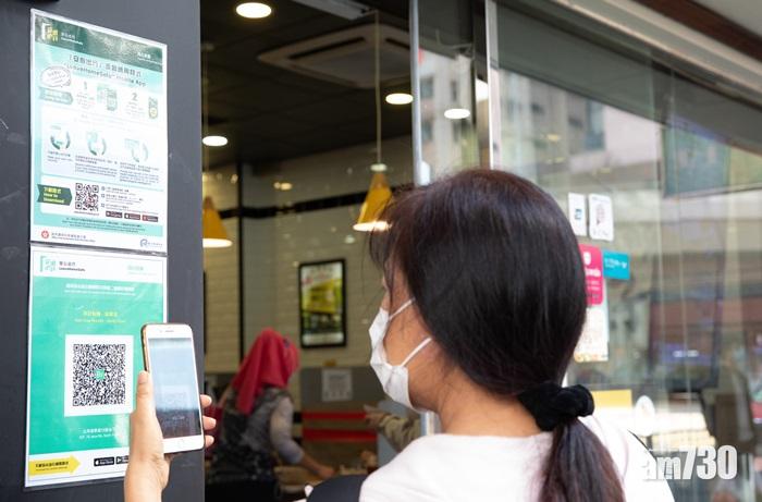 副政府資訊科技總監黃志光表示,聽到有長者使用「安心出行」遇到困難,當局正循不同方向研究改良「安心出行」的版本。(資料圖片)