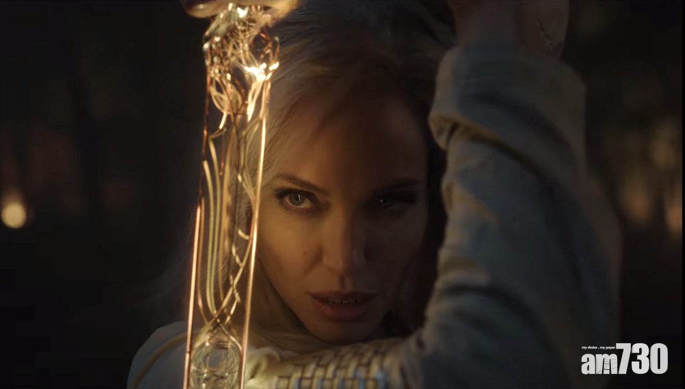 安祖蓮娜飾演女戰神Thena,打鬥場面非常有型。