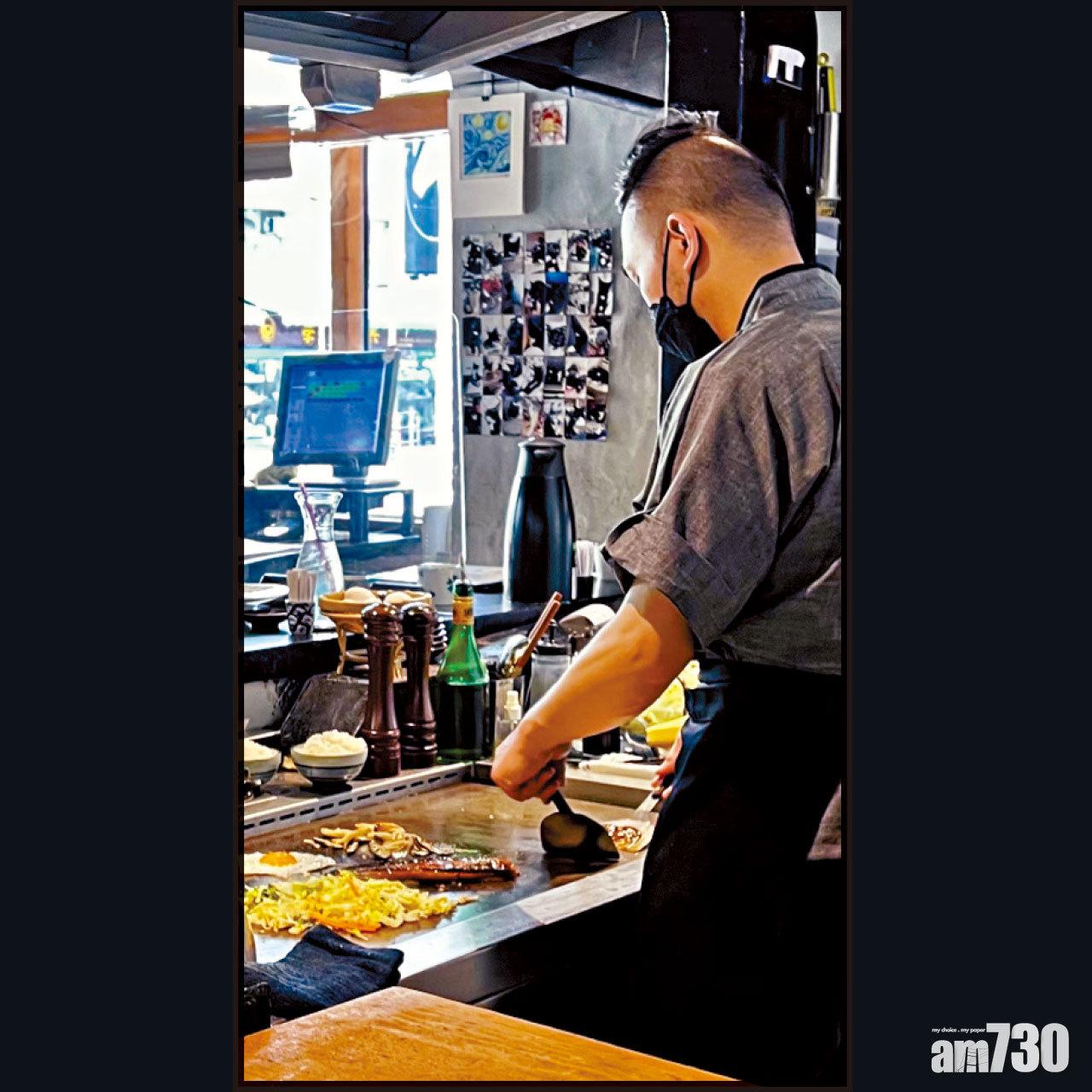 觀塘菊月町廚師在客人面前即叫即製鐵板燒。