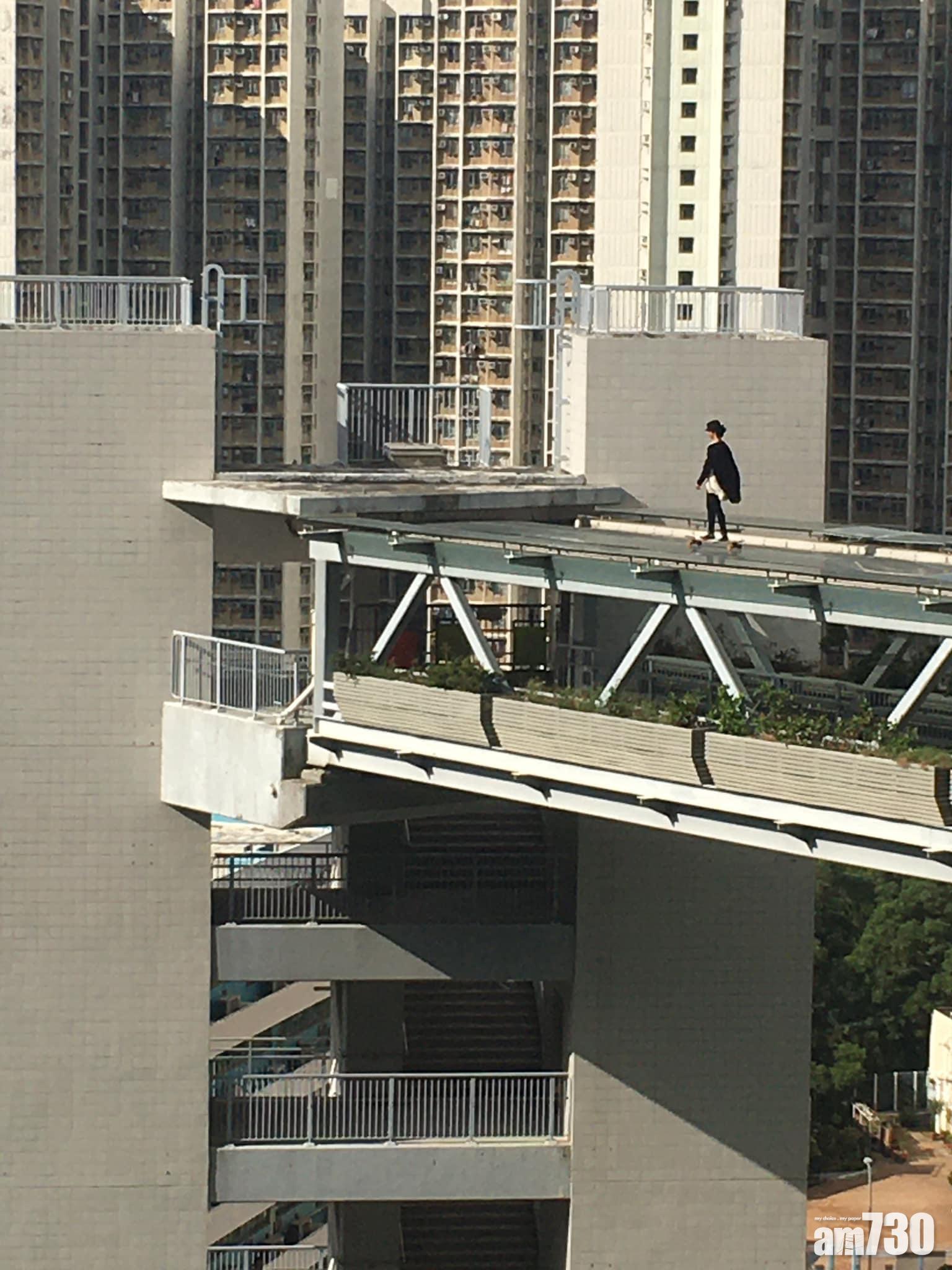 一名青少年被發現站在行人天橋簷篷上。(網民Kin Cheng@FB群組「安達邨之友」)