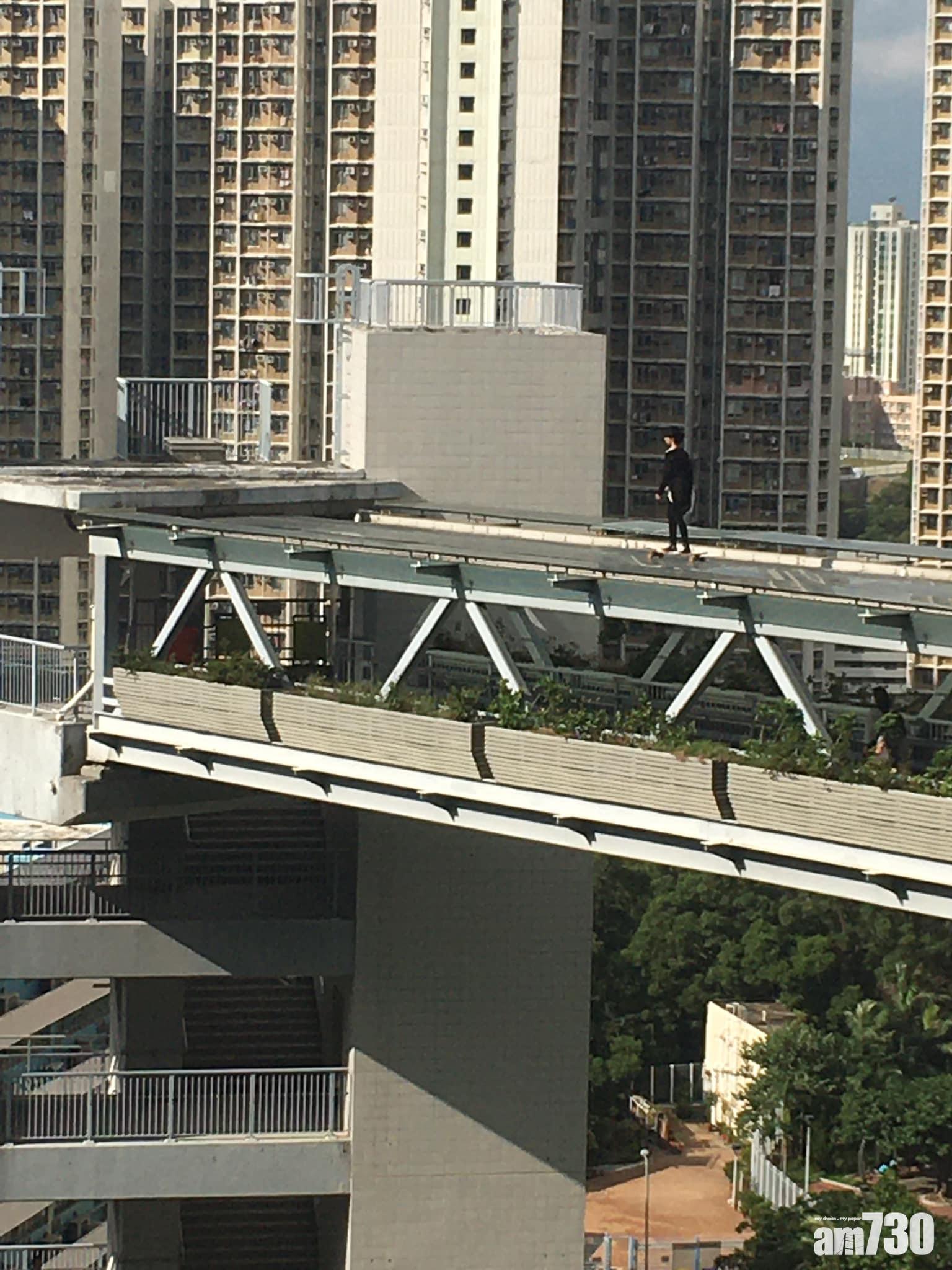 站在行人天橋簷篷上的青少年,被網民斥行為危險。(網民Kin Cheng@FB群組「安達邨之友」)